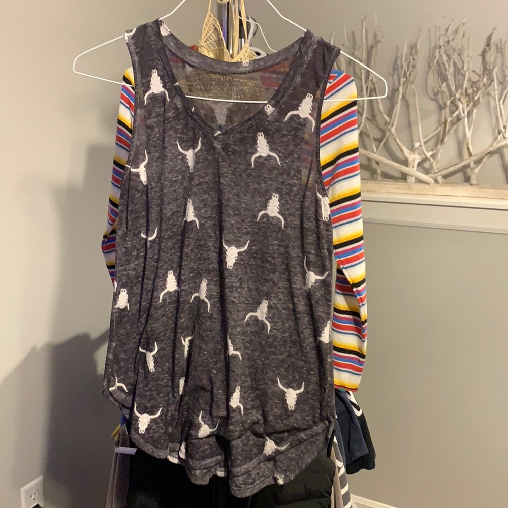 Zoe + Liv dark grey v-neck tank cow skull S
